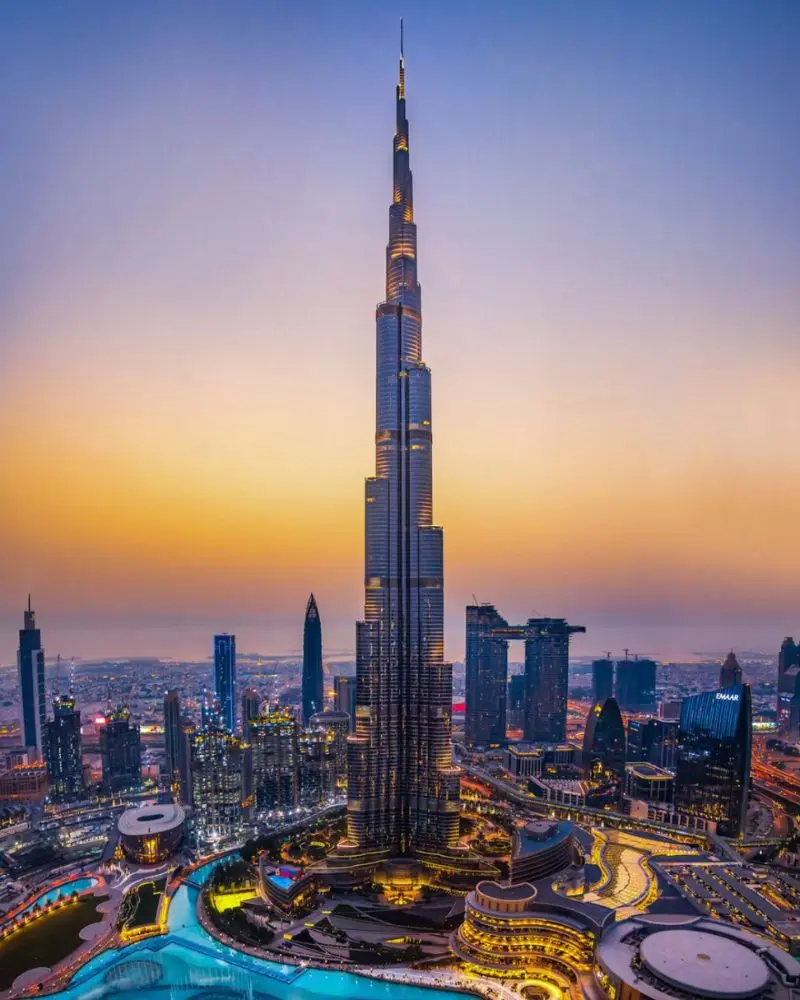 Burj Khalifa al atardecer sobre Downtown Dubai con Burj Lake y la Dubai Fountain